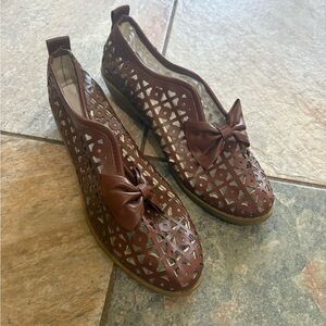 Brown cutout slip on loafer shoes woman’s 38 Unbranded GUC Bow detail 7.5